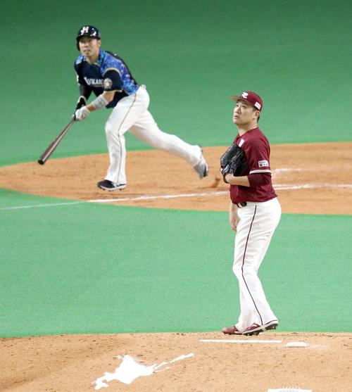 日本ハム対楽天　5回裏日本ハム1死、近藤（左奥）に右越え本塁打を浴びる楽天田中将（撮影・佐藤翔太）