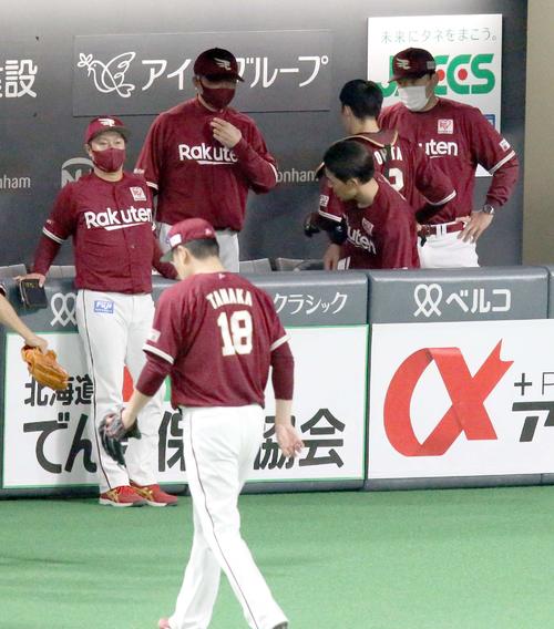 日本ハム対楽天　ベンチでチームメートと言葉を交わす石井監督（右奥）。左手前はベンチに戻る田中将（撮影・佐藤翔太）