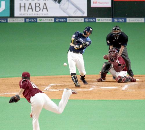 日本ハム対楽天　4回裏日本ハム2死満塁、宇佐見は右前適時打を放つ。投手は楽天田中将（撮影・佐藤翔太）
