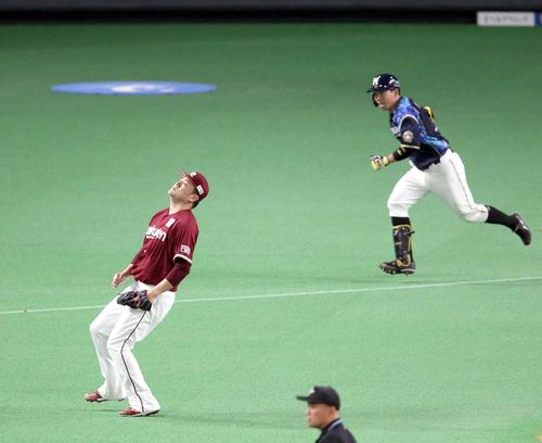 日本ハム対楽天　4回裏日本ハム2死満塁、宇佐見（右奥）に右前適時打を打たれ天を仰ぐ楽天田中将（撮影・佐藤翔太）