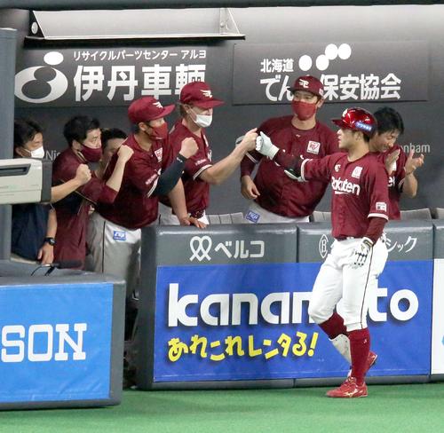 日本ハム対楽天　5回表楽天無死、茂木（右手前）は右越え本塁打を放ちチームメートに出迎えられる（撮影・佐藤翔太）