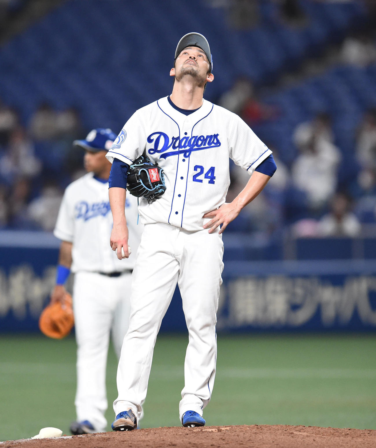 中日対広島　7回表広島1死二塁、マウンドを降りる中日先発の福谷（撮影・森本幸一）