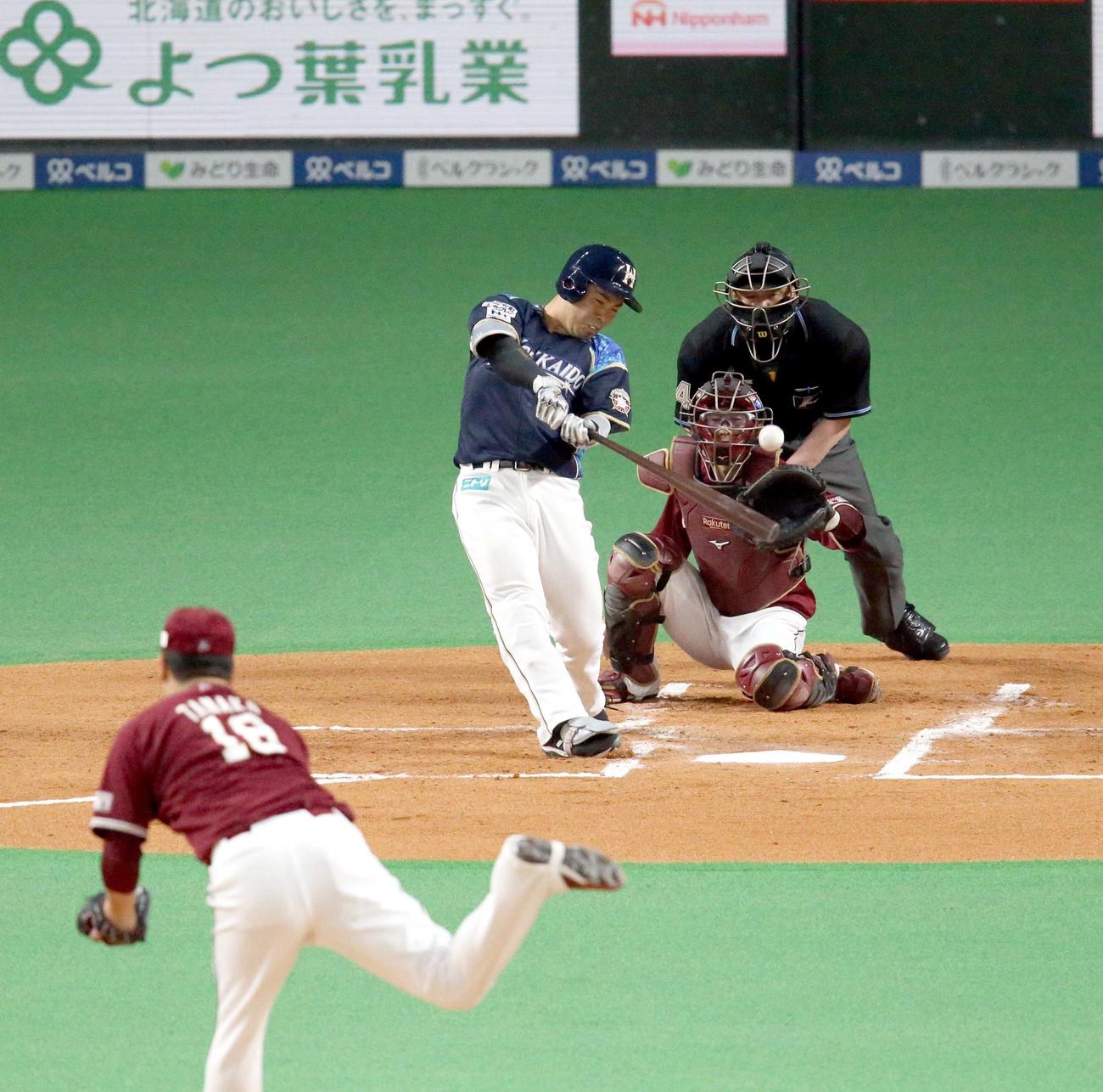 日本ハム対楽天　1回裏日本ハム1死二塁、近藤は先制となる適時二塁打を放つ。投手は楽天田中将（撮影・佐藤翔太）