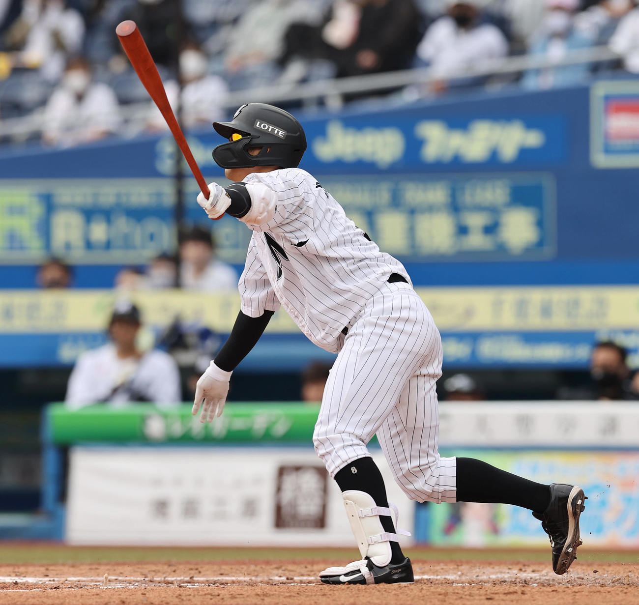 ロッテ対オリックス　6裏ロッテ無死二、三塁、中犠飛を放つ中村奨（撮影・垰建太）
