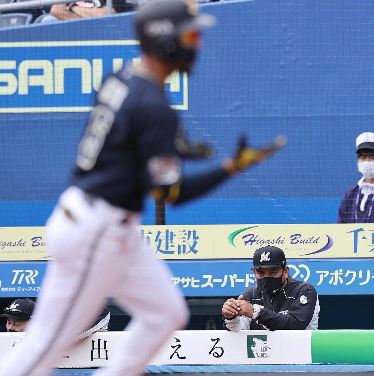 ロッテ対オリックス　6回表オリックス無死、ソロ本塁打を放った宗（手前）をじっと見つめる井口監督（撮影・垰建太）