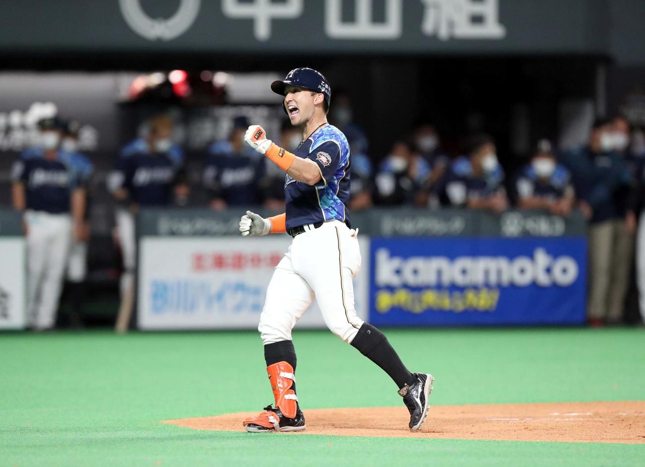 日本ハム対楽天　3回裏日本ハム2死、杉谷は先制の右越え本塁打を放ちガッツポーズをする（撮影・佐藤翔太）