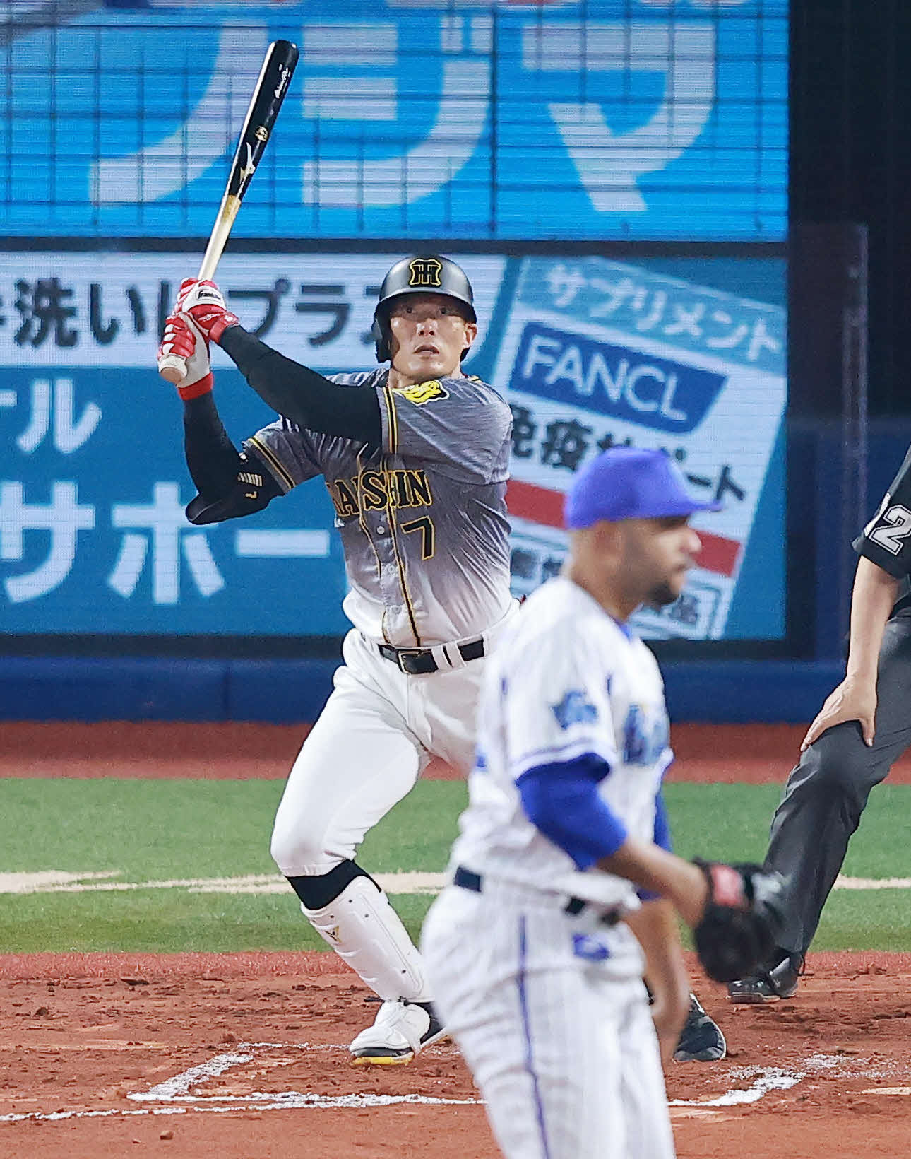 DeNAエスコバーから左中間に１号本塁打を放つ阪神糸井（2021年5月7日撮影）