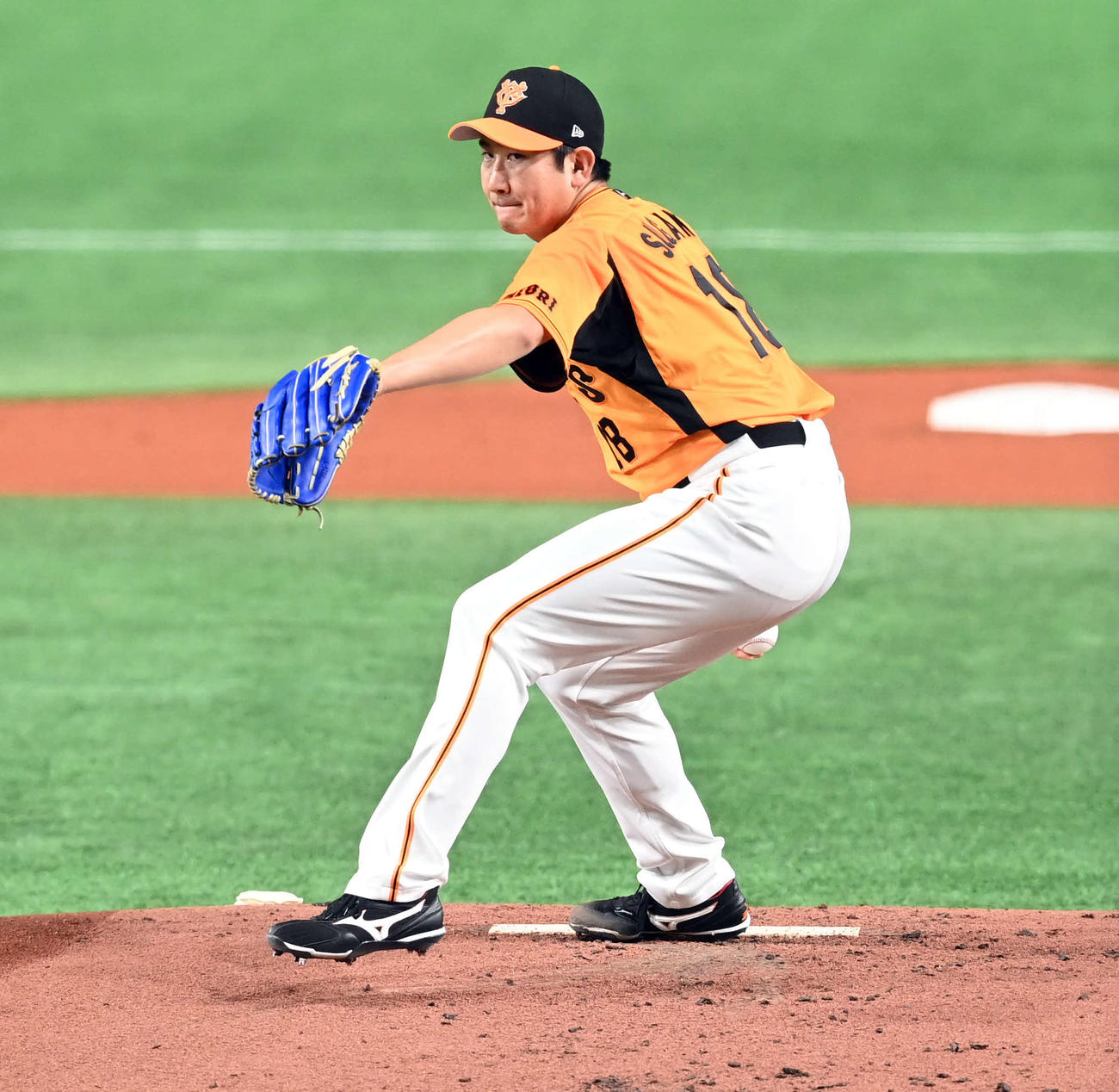 巨人対ヤクルト　プレート中央よりに構える巨人の先発菅野（撮影・たえ見朱実）