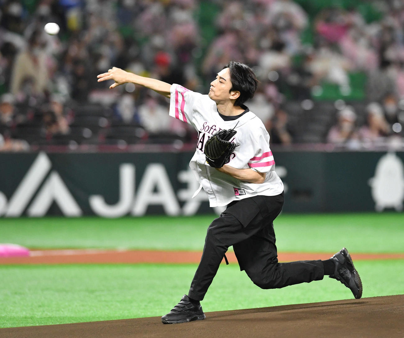 ソフトバンク対西武　始球式を務めた、劇団EXILEの町田（撮影・岩下翔太）