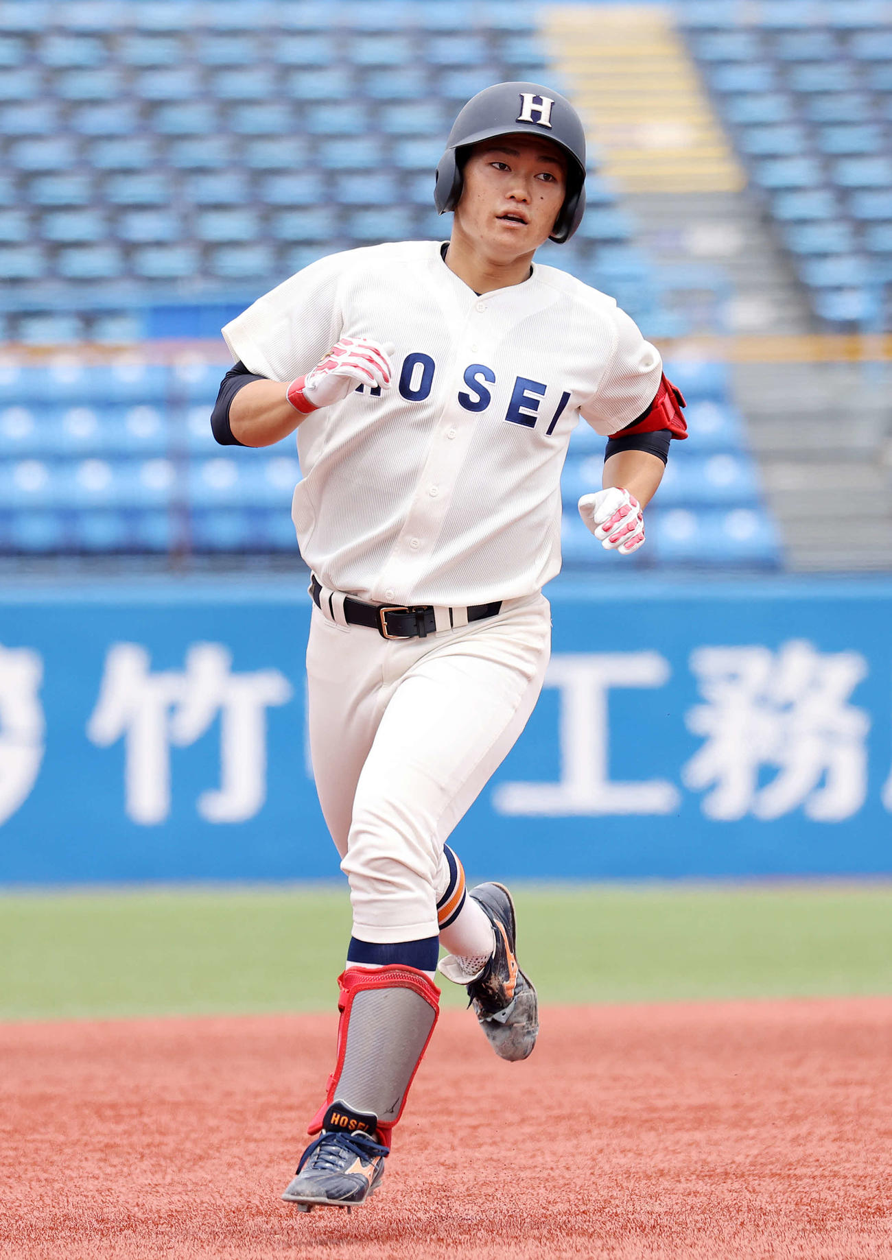 明大対法大　5回裏法大2死、三浦は左越え本塁打を放つ（撮影・鈴木正人）