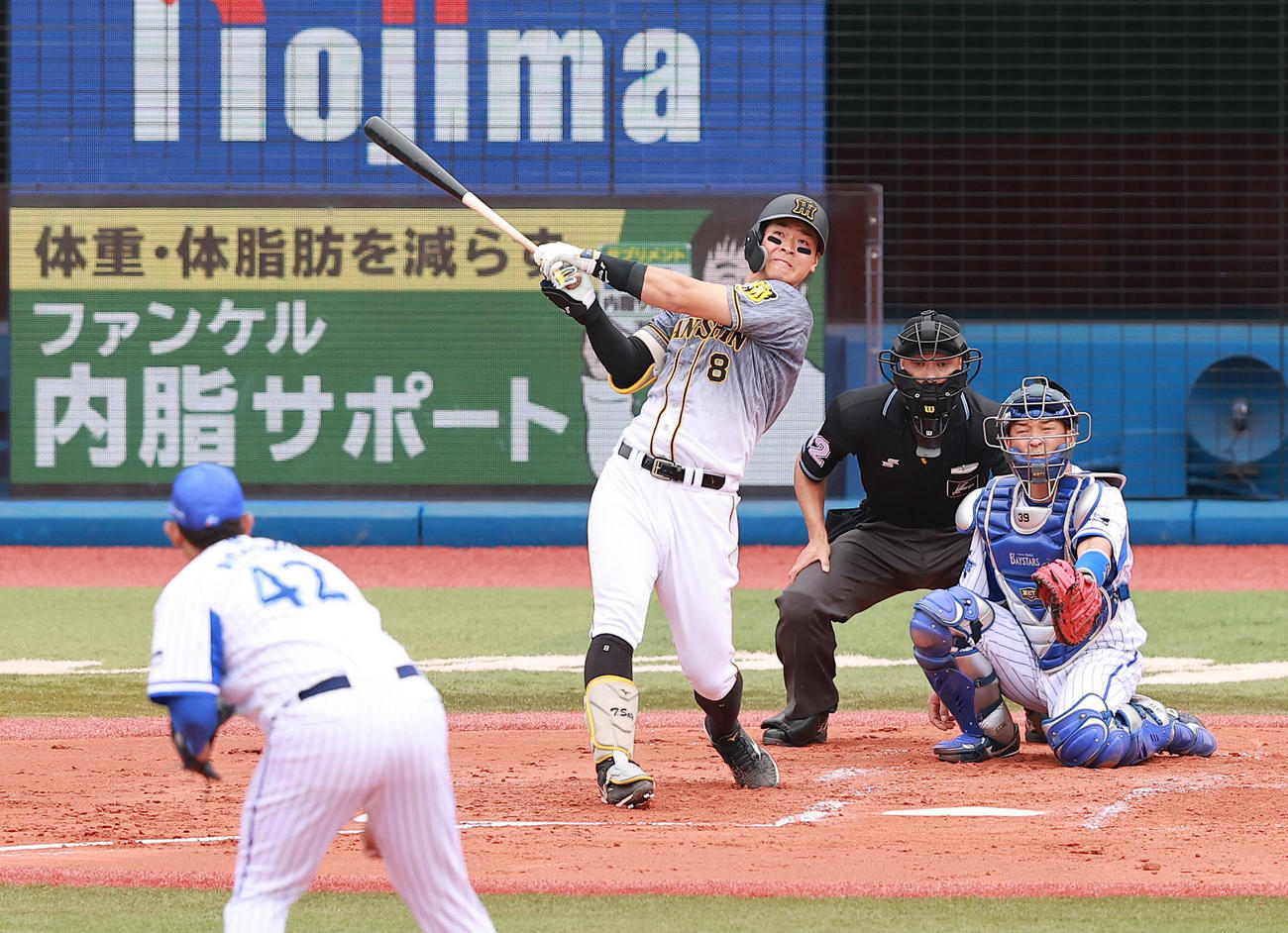 DeNA対阪神　2回表阪神無死、ロメロの前に遊飛に倒れる佐藤輝（撮影・野上伸悟）