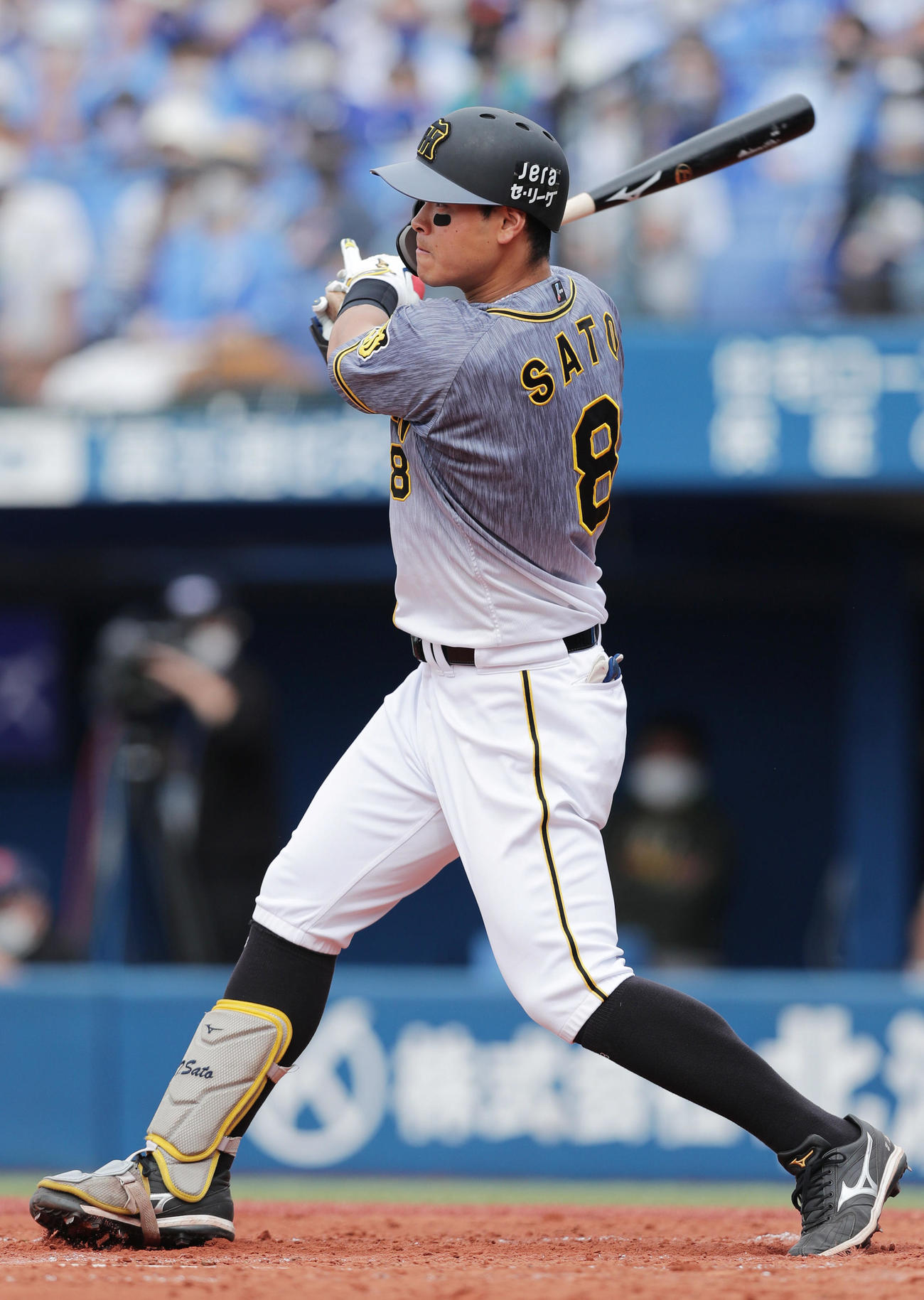 DeNA対阪神　4回表阪神2死三塁、中前に先制適時打を放つ佐藤輝（撮影・前田充）
