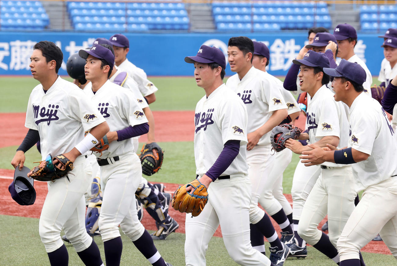 明大対法大　勝利し引き揚げる明大ナイン。手前中央は竹田（撮影・鈴木正人）