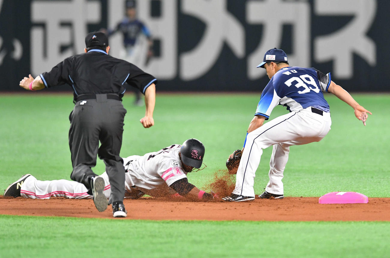 ソフトバンク対西武　2回裏ソフトバンク1死二塁、甲斐拓也の三ゴロで飛び出し、アウトとなったグラシアル、右は呉（撮影・岩下翔太）