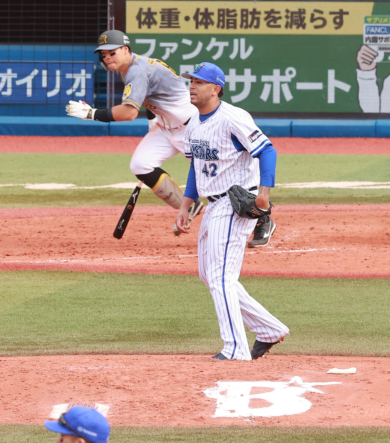 DeNA対阪神　5回表阪神2死一、二塁、佐藤輝に右前適時打を許すロメロ（撮影・野上伸悟）