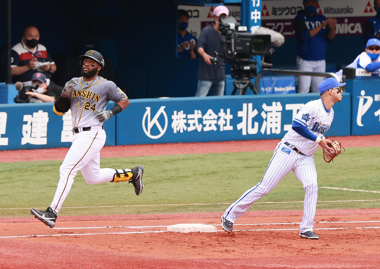 DeNA対阪神　2回表阪神1死一塁、二ゴロ併殺に倒れるロハス・ジュニア。右はソト（撮影・野上伸悟）