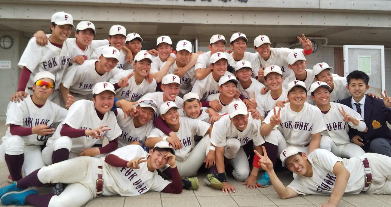 西南学院大対福岡大　2季連続優勝を決め喜ぶ福岡大の選手たち（撮影・菊川光一）