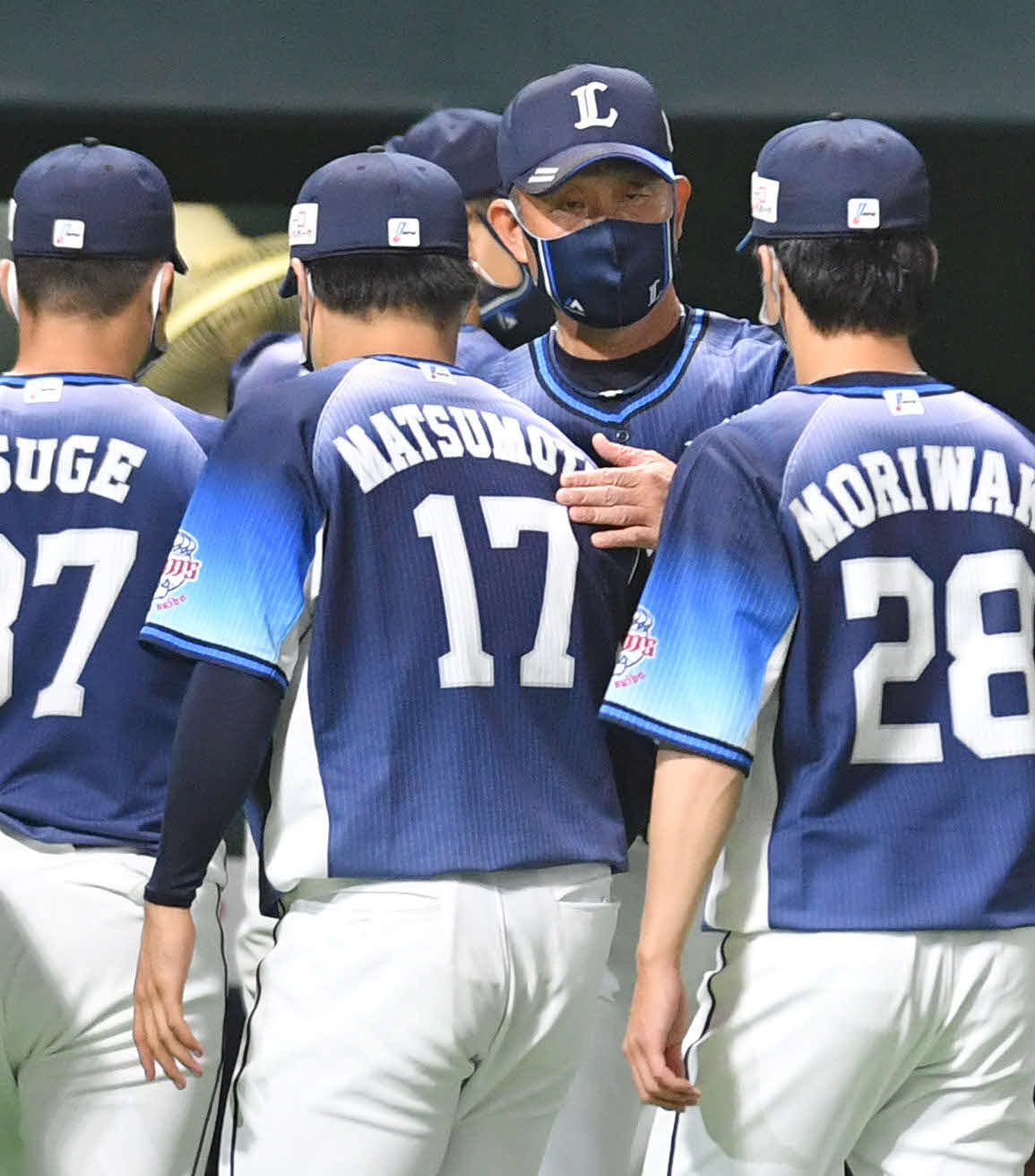 ソフトバンク対西武　今季2勝目を挙げた松本（背番号17）の肩をたたいて祝福する辻監督（撮影・岩下翔太）