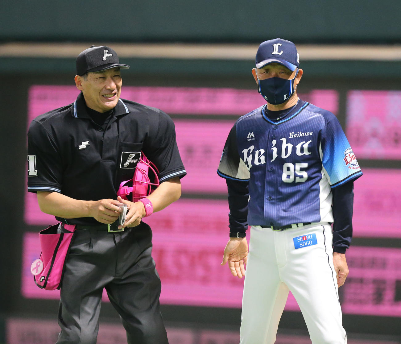 ソフトバンク対西武　8回裏西武、交代を告げる辻監督（撮影・屋方直哉）