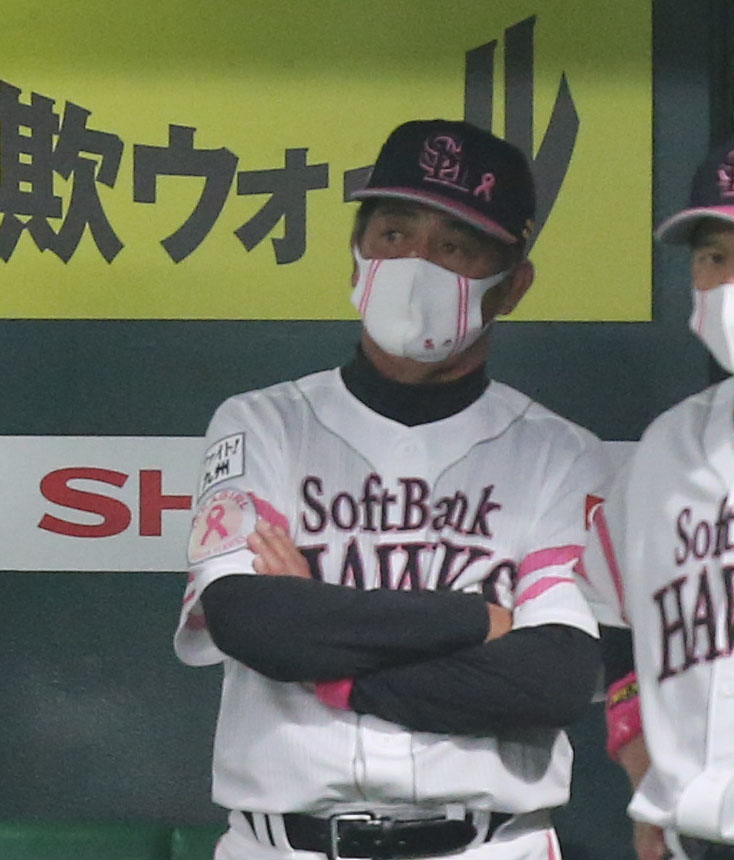 ソフトバンク対西武　6回裏ソフトバンク、試合を見つめる工藤公康監督（撮影・屋方直哉）