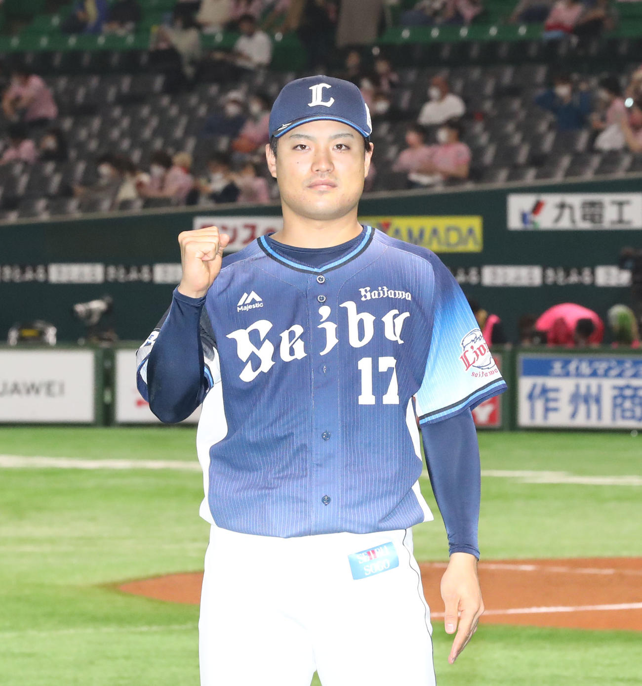 ソフトバンク対西武　ガッツポーズをする松本航（撮影・屋方直哉）