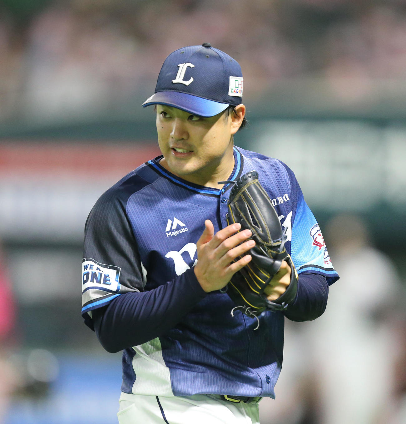 ソフトバンク対西武　6回裏西武、松本航は6回を投げ切り手を叩く（撮影・屋方直哉）