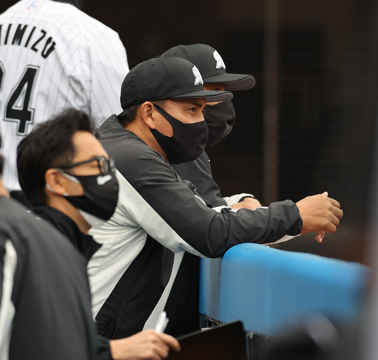 ロッテ対オリックス　戦況を見つめるロッテ井口監督（中央）（撮影・垰建太）