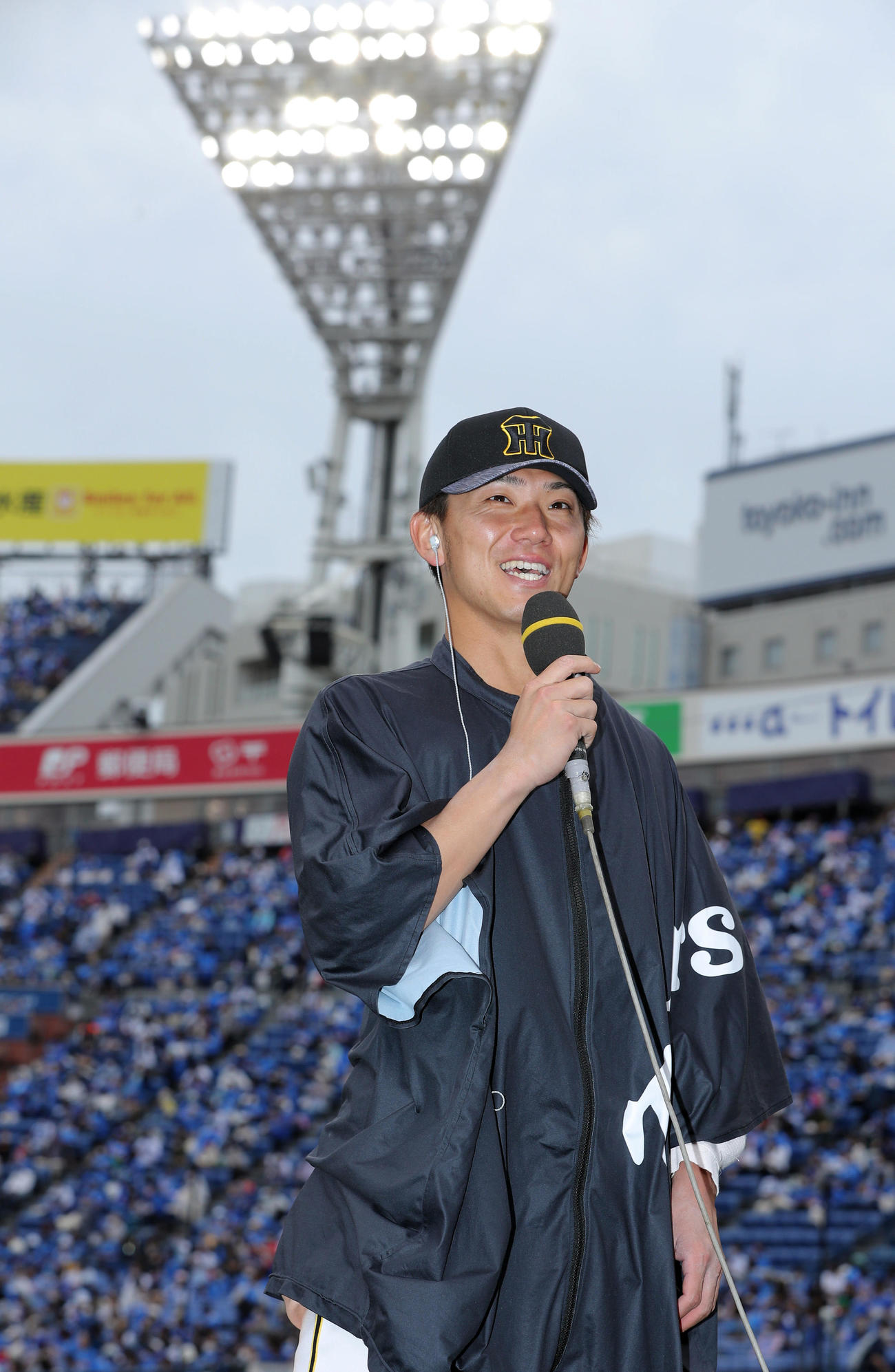 DeNA対阪神　DeNAに勝利し笑顔でヒーローインタビューに答える阪神伊藤将（撮影・前田充）