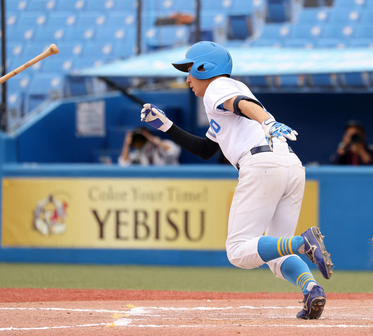 立大対東大　7回裏東大1死二塁、水越は左前適時打を放つ（撮影・鈴木正人）
