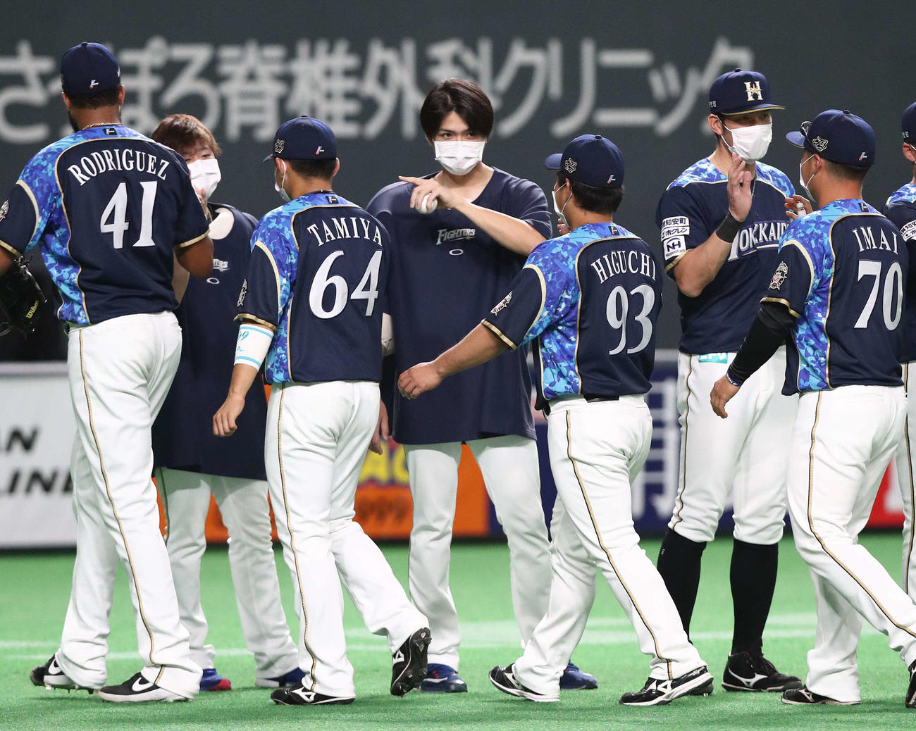 日本ハム対楽天　試合後、ナインを出迎える上沢（中央）（撮影・黒川智章）