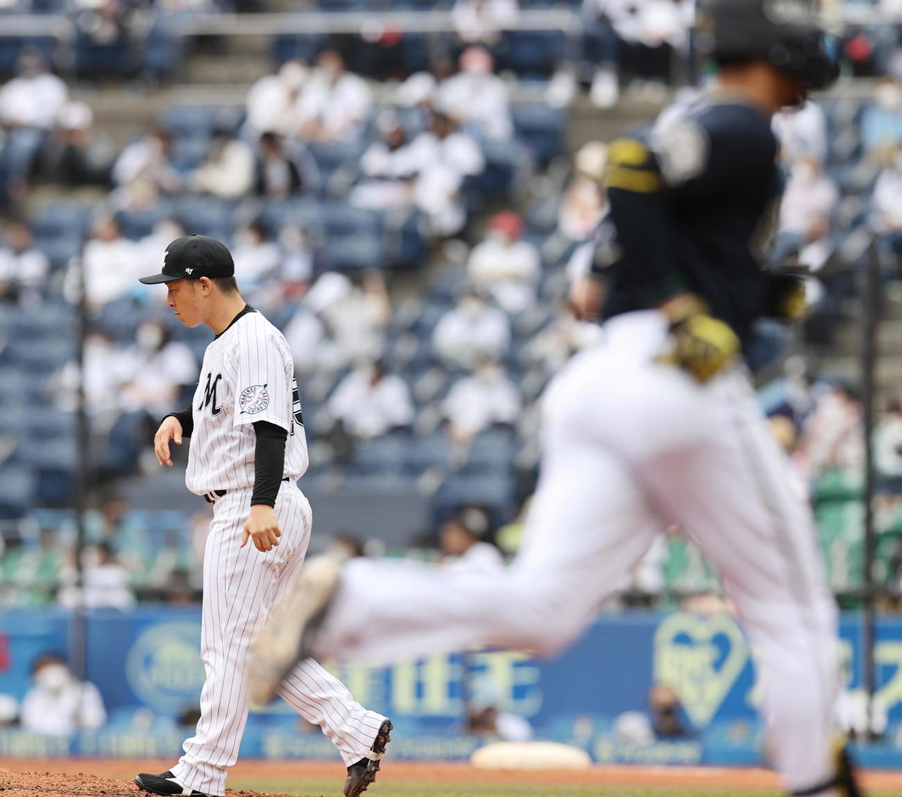 ロッテ対オリックス　6回表オリックス無死、宗（手前）にソロ本塁打を浴び肩を落とす美馬（撮影・垰建太）