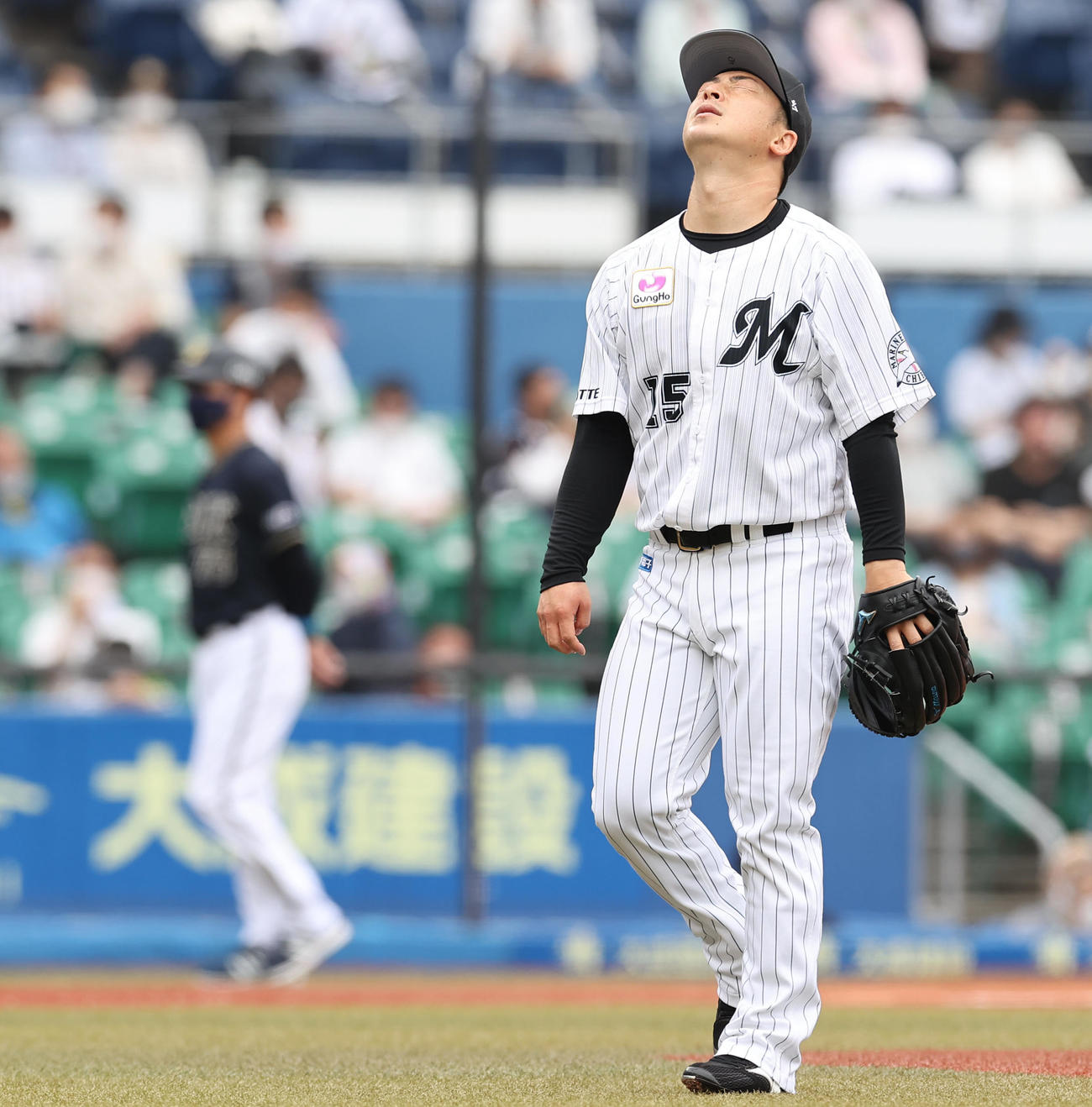 ロッテ対オリックス　2回表の登板を終え先制を許したロッテ先発の美馬は悔しげな表情を見せる（撮影・垰建太）