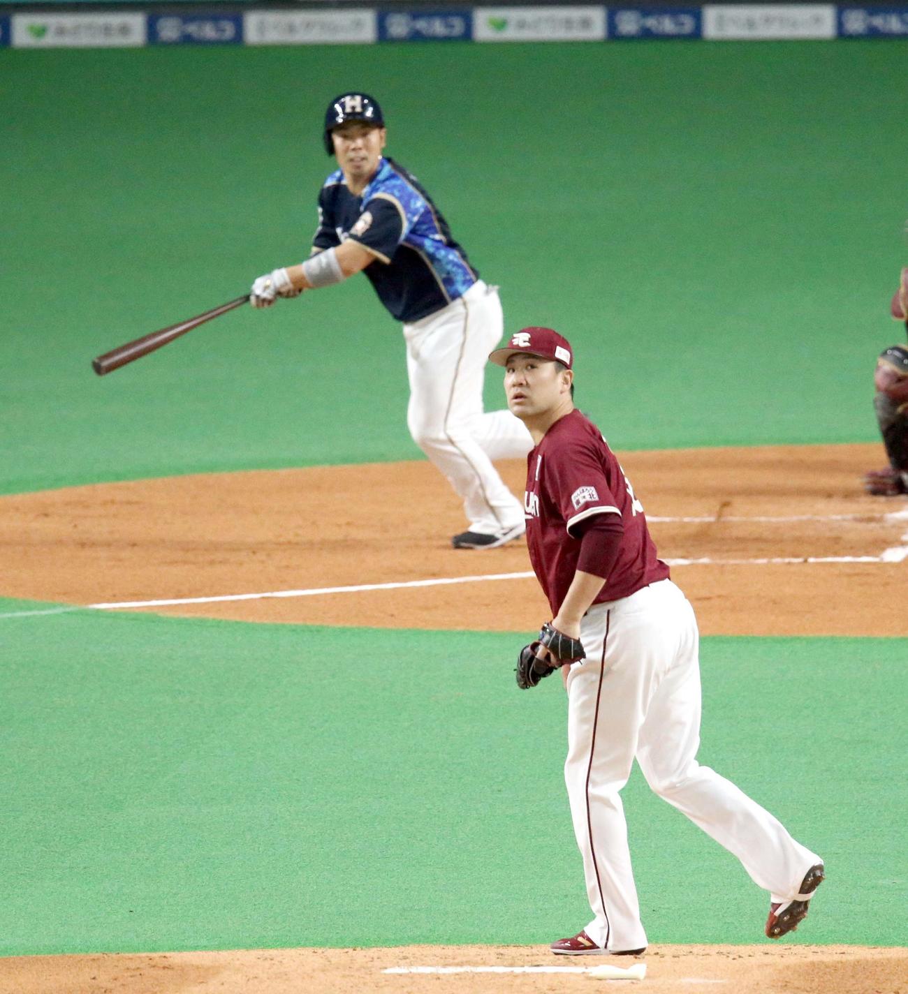 日本ハム対楽天　1回裏日本ハム1死二塁、近藤（左奥）に先制となる適時二塁打を打たれる楽天田中将（撮影・佐藤翔太）