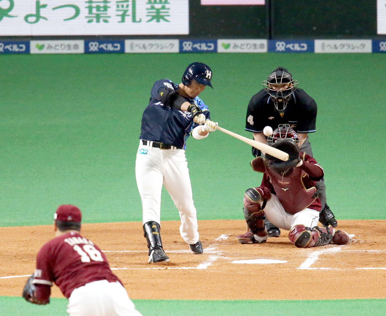 1回裏日本ハム2死二塁、王柏融は適時二塁打を放つ。投手は楽天田中将（撮影・佐藤翔太）