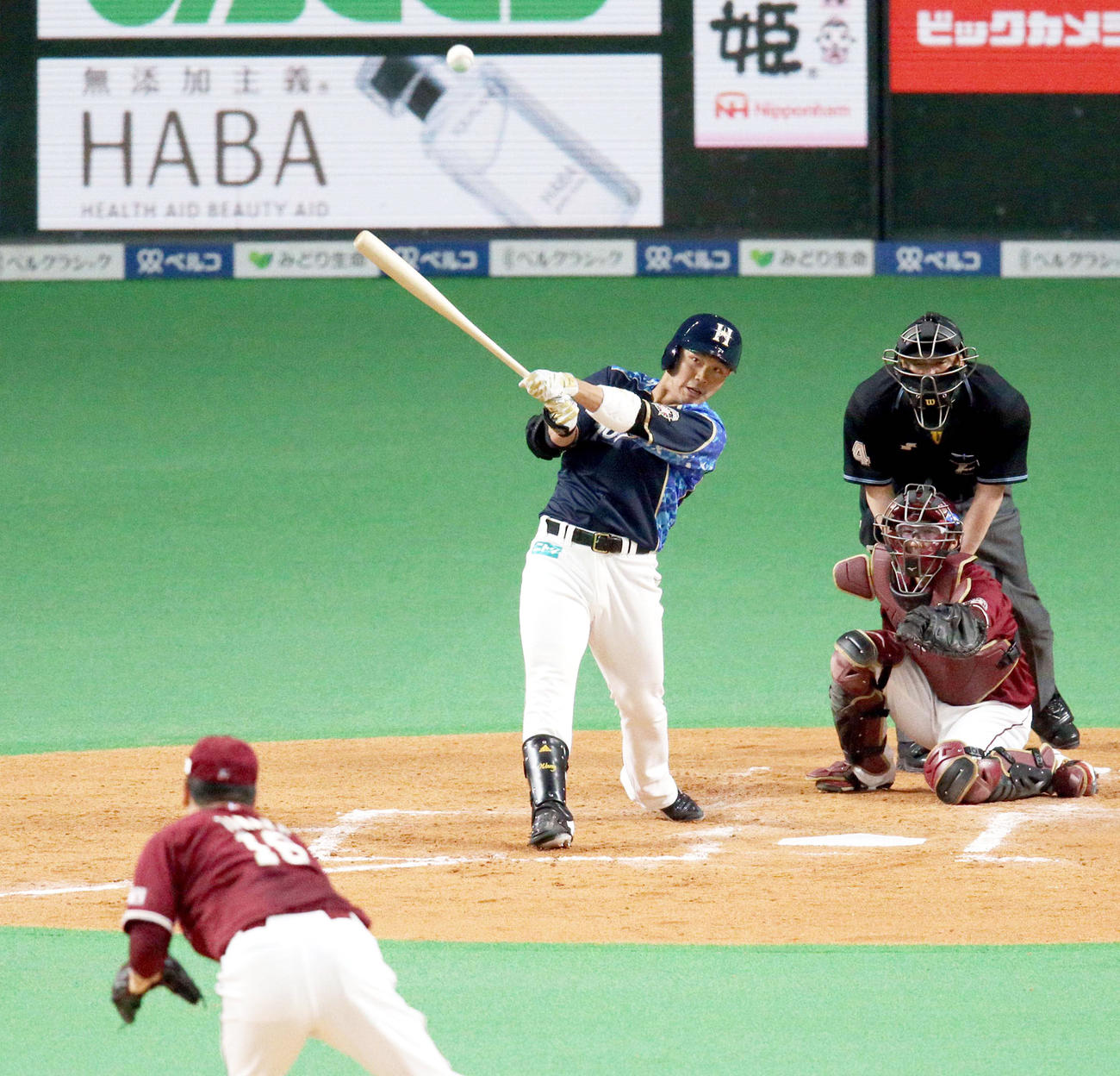 4回裏日本ハム無死一塁、王柏融は二塁打を放つ。投手は楽天田中将（撮影・佐藤翔太）