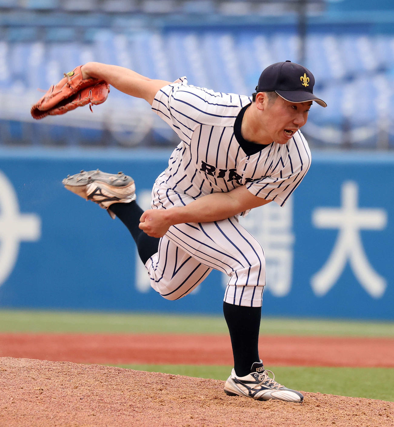 立大対東大　2番手で力投する立大・宮（撮影・鈴木正人）