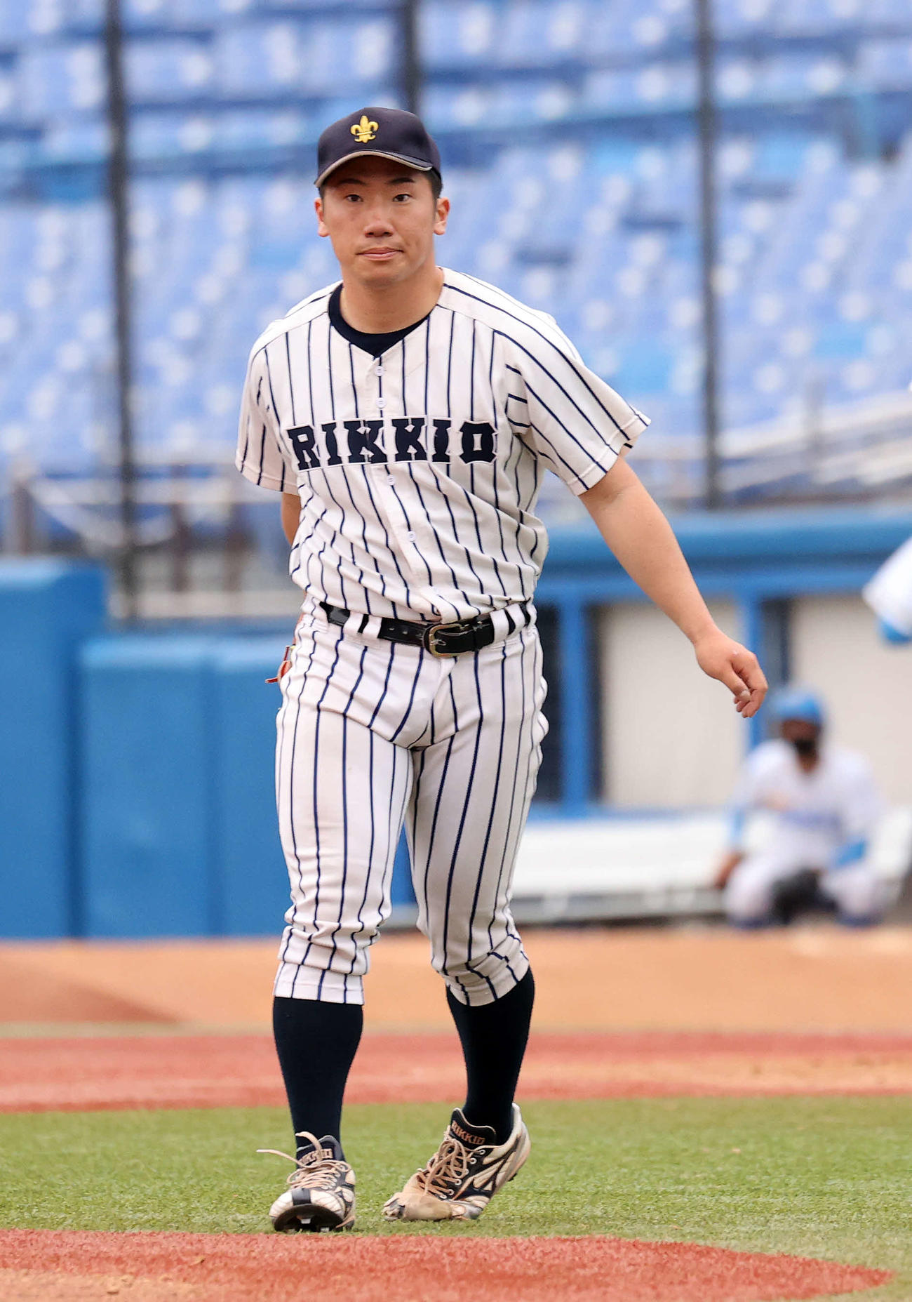 立大対東大　勝利し整列に向かう立大・宮（撮影・鈴木正人）
