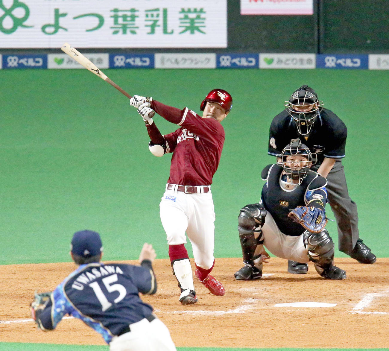 5回表楽天無死、茂木は右越え本塁打を放つ。投手は日本ハム上沢（撮影・佐藤翔太）