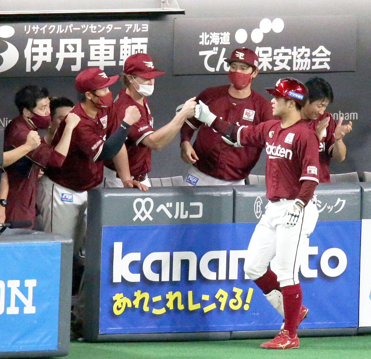 5回表楽天無死、茂木（右手前）は右越え本塁打を放ちチームメートに出迎えられる（撮影・佐藤翔太）