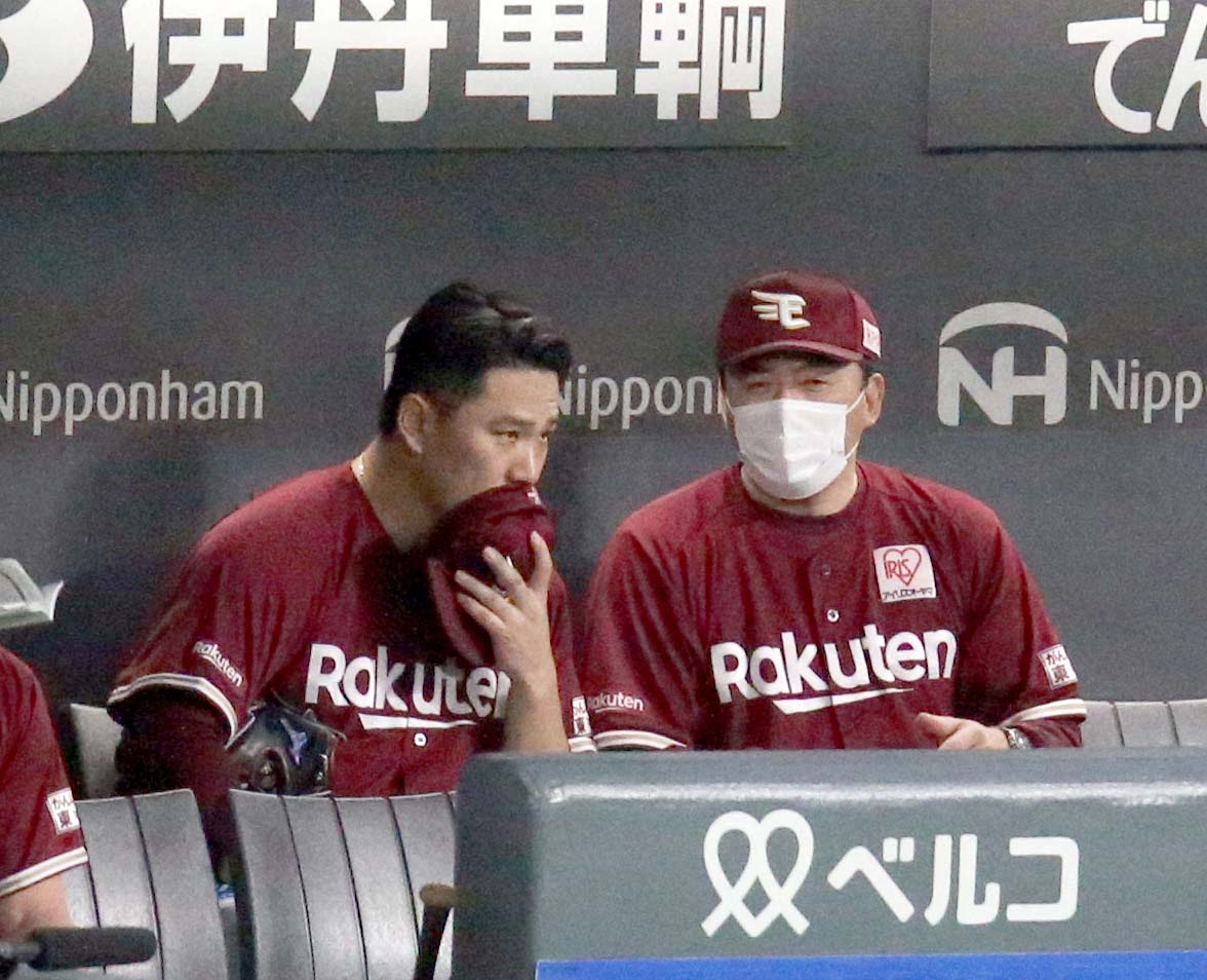日本ハム対楽天　7回終了時、ベンチで会話する楽天田中将（左）と石井監督（撮影・佐藤翔太）
