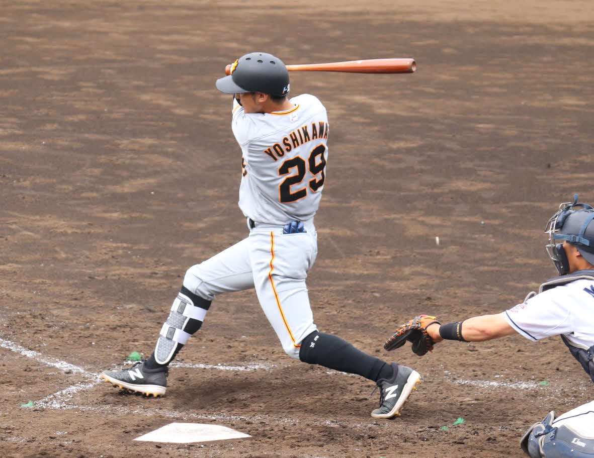 4回1死二塁、右前打を放つ吉川（撮影・久永壮真）
