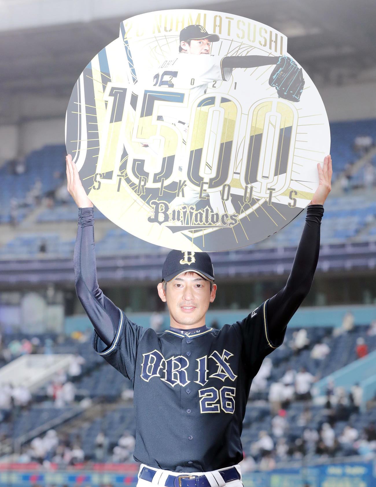 ロッテ対オリックス　ロッテに勝利し1500奪三振を達成したオリックス能見は記念ボードを掲げ写真に納まる（撮影・垰建太）