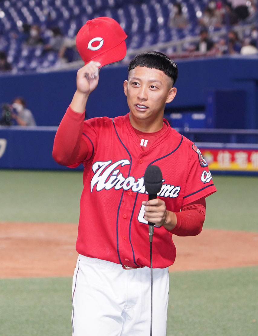 中日対広島　ヒーローインタビューを受ける羽月（撮影・森本幸一）