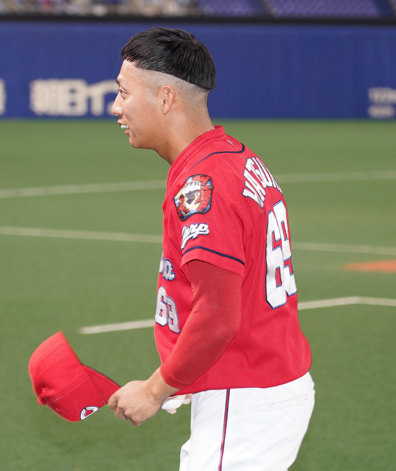 中日対広島　ヒーローインタビューを終えファンにあいさつする羽月（撮影・森本幸一）
