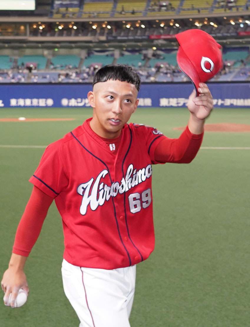 中日対広島　ヒーローインタビューを終えファンにあいさつする羽月（撮影・森本幸一）