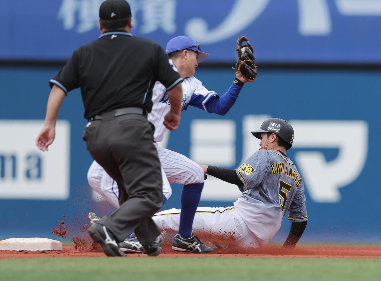 DeNA対阪神　4回表阪神無死一塁、二盗を決める近本（撮影・前田充）