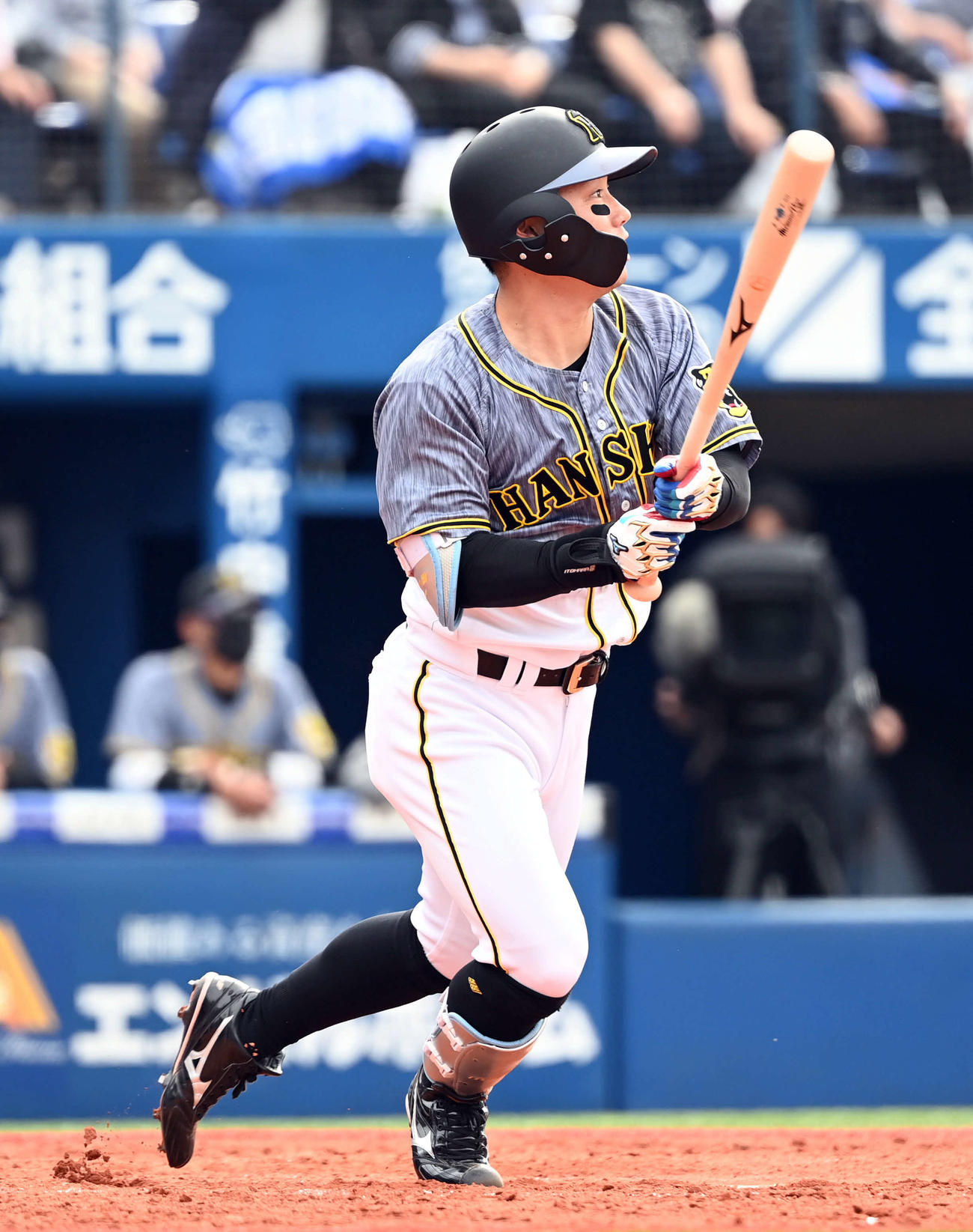 DeNA対阪神　5回表阪神1死二、三塁、中犠飛を放つ糸原（撮影・たえ見朱実）