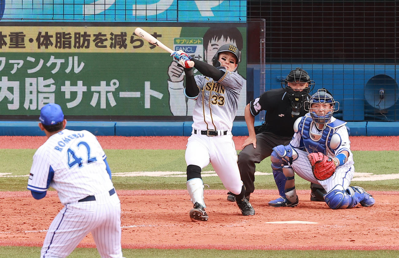 DeNA対阪神　5回表阪神1死二、三塁、ロメロから中犠飛を放つ糸原（撮影・野上伸悟）