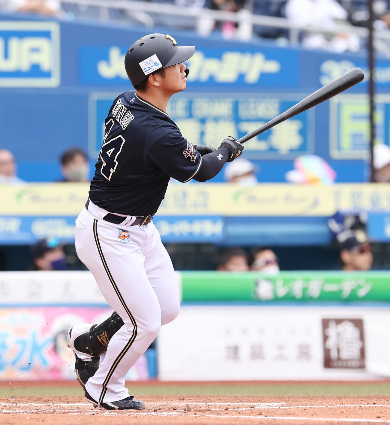 ロッテ対オリックス　2回表オリックス2死一塁、先制の左越え2点本塁打を放つ頓宮（撮影・垰建太）