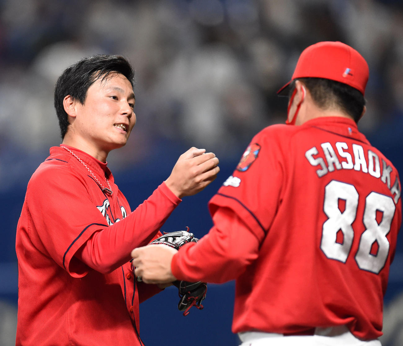 中日に勝利し佐々岡監督（右）とタッチを交わす栗林（撮影・森本幸一）